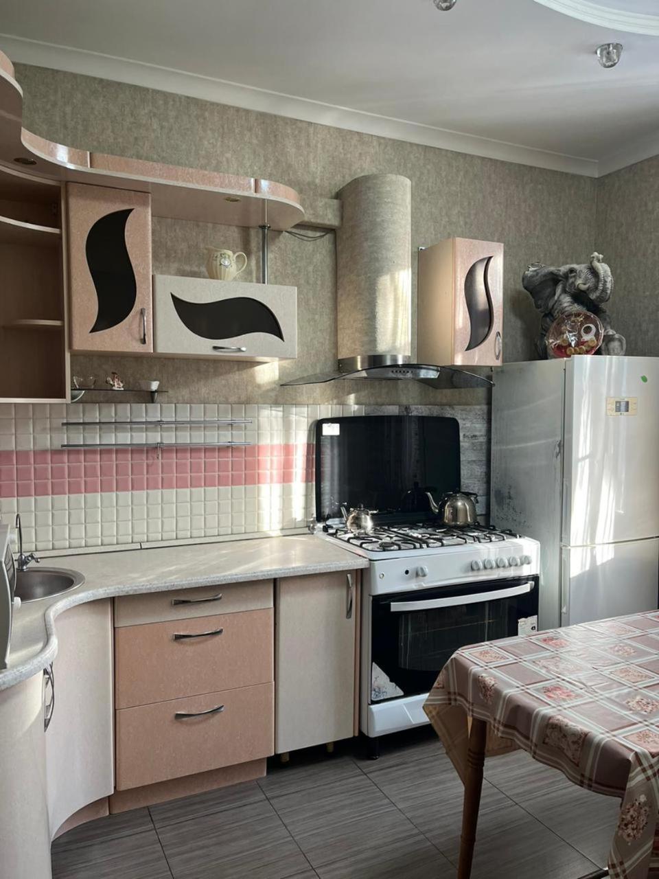 Apartments On Mustafa Ozturk Alma-Ata Rum bild